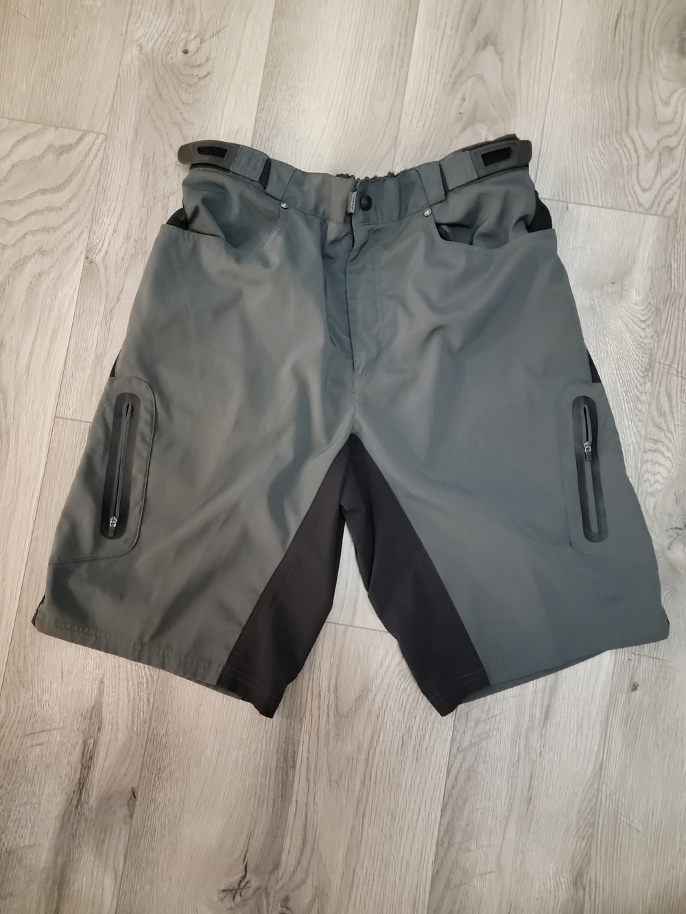 Zoic  Biking Cycling Shorts Performance Men`s Stretch Gray Black Size L